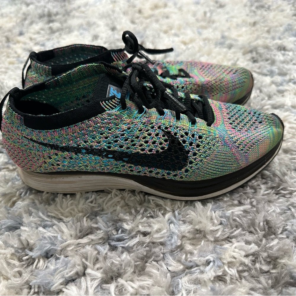 Worn in good condition Nike flyknits sz 4.5